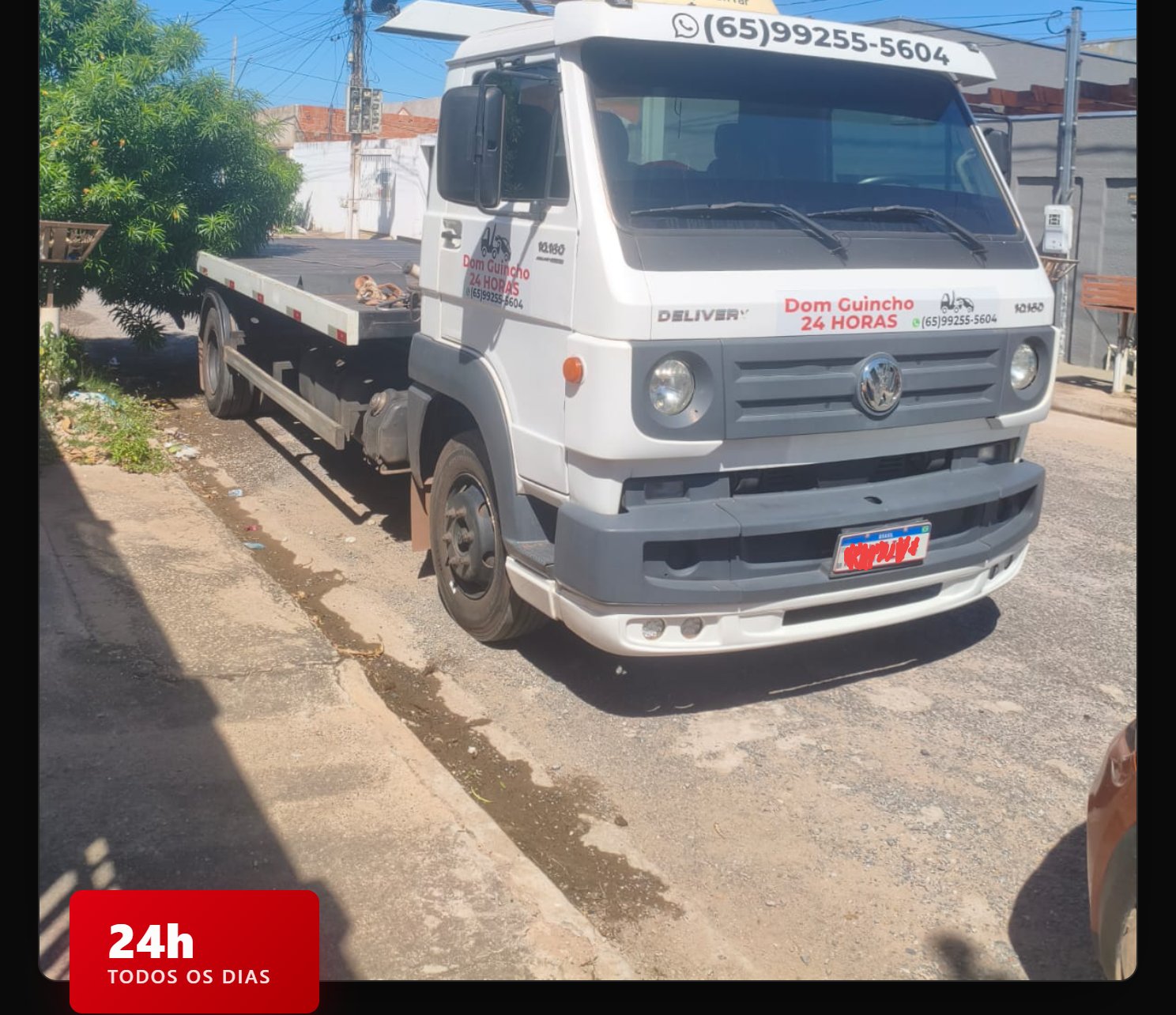 Caminhão plataforma da Dom Guincho 24 horas estacionado em Cuiabá